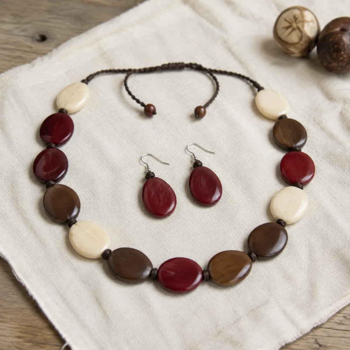 Conjunto collar y aretes de tagua